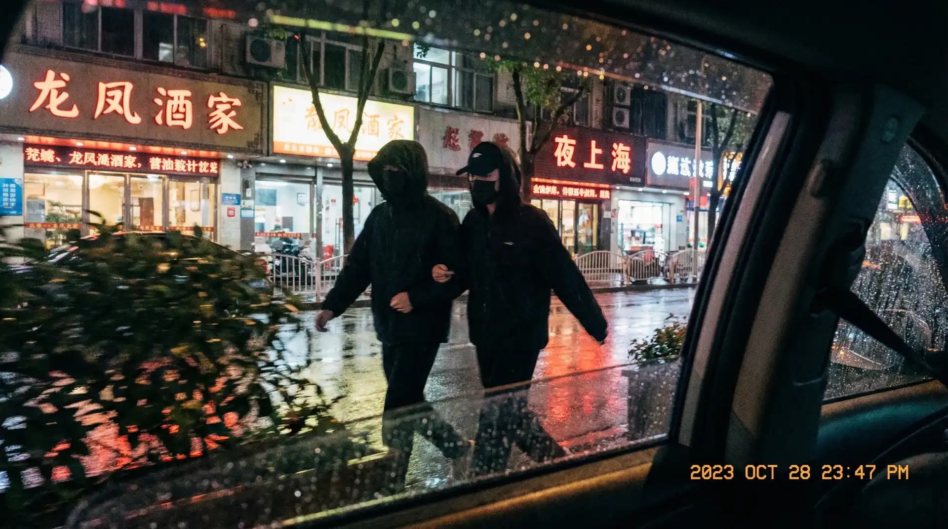 天降女子从2楼掉下了樱花未增删翻译八重樱 - 顶流明星深夜密会现场抓拍照片